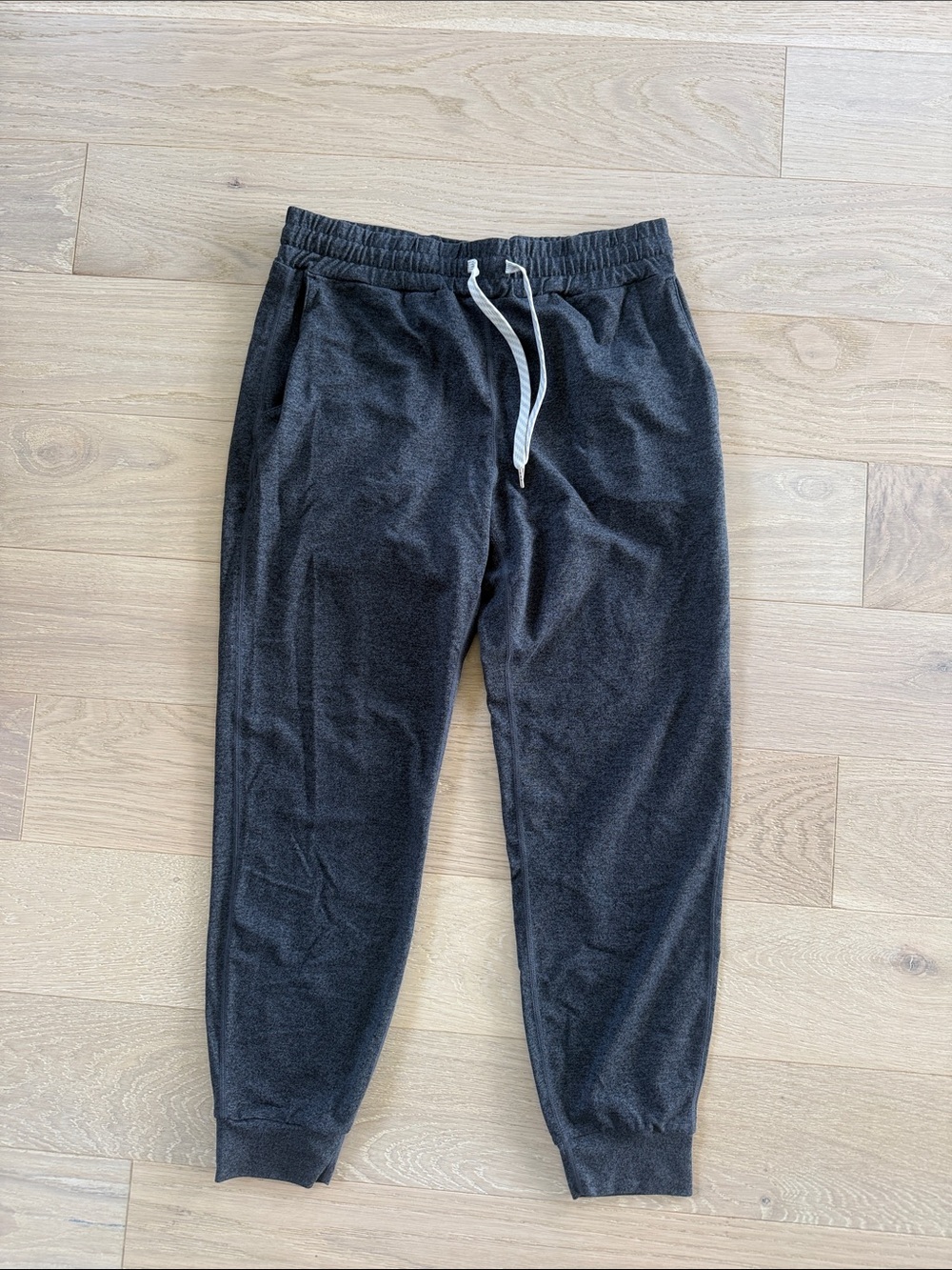 Vuori women’s Charcoal Gray Jogger Sweatpants with Drawstring